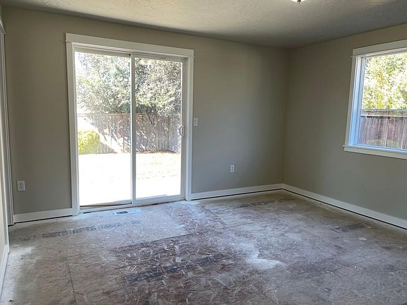 5th image of 4041 Woodward Dr NE