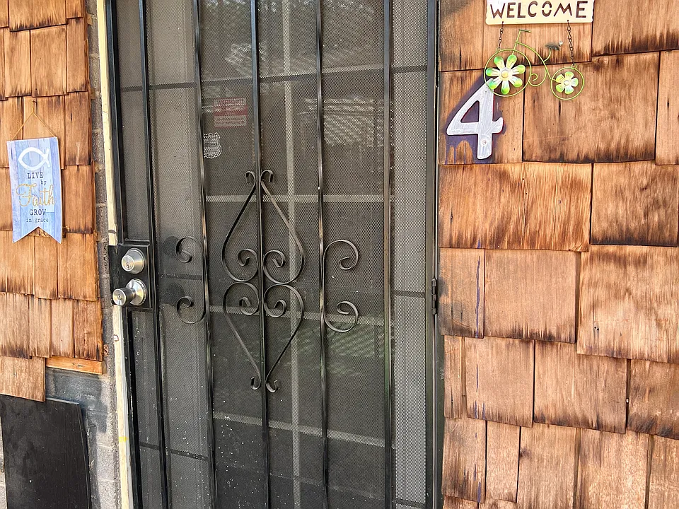 2401 W Devonshire Ave #4