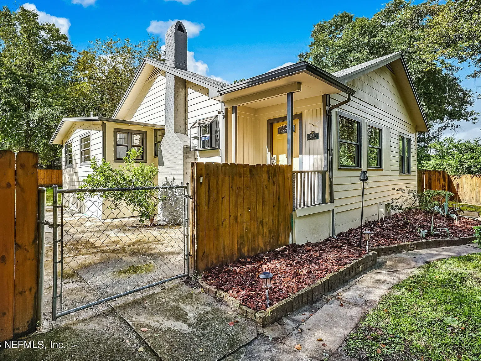 2 bed, 1.5 bath, 1359 sqft, $1,925 — Photo 2