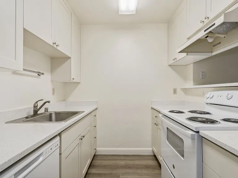 Sequoia Apartments 3 MONTHS FREE RENT on 3 and 4 bedroom townhomes — Photo 43