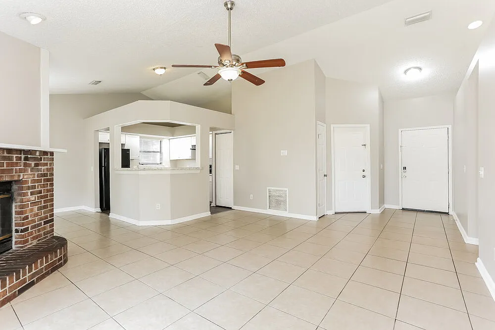 3 bed, 2.0 bath, 1268 sqft, $1,630 — Photo 3