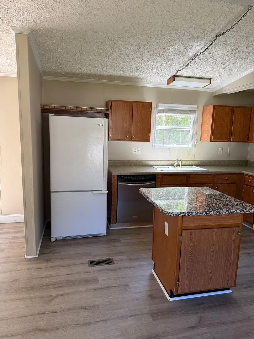 Newly Remodeled Home Near Downtown Aynor — Photo 4
