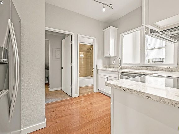 5th image of 2069 SW Park Ave #D