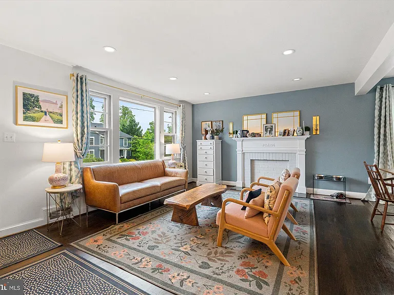 610 Crestwood Dr — Photo 4