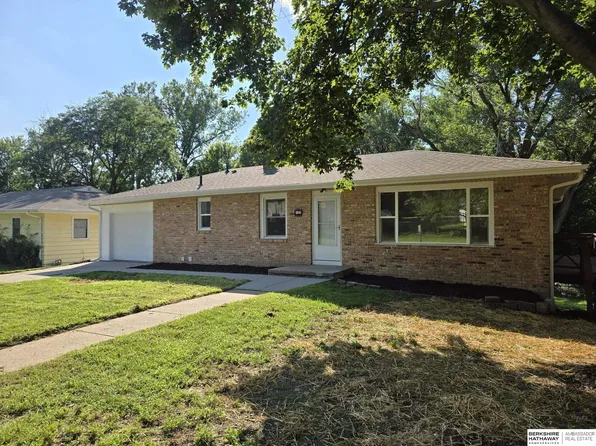 122 Hillside Dr, Bellevue, NE 68005