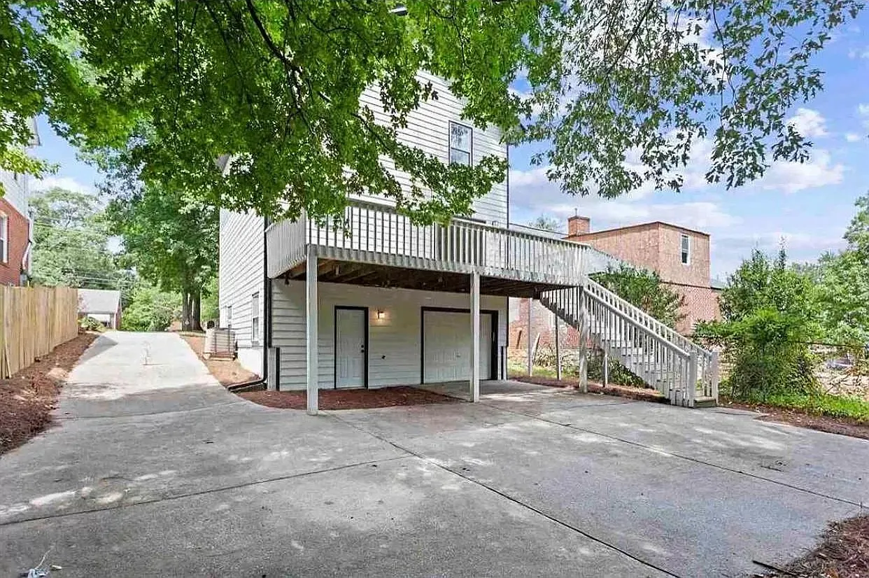 2299 Boulevard Granada SW — Photo 2