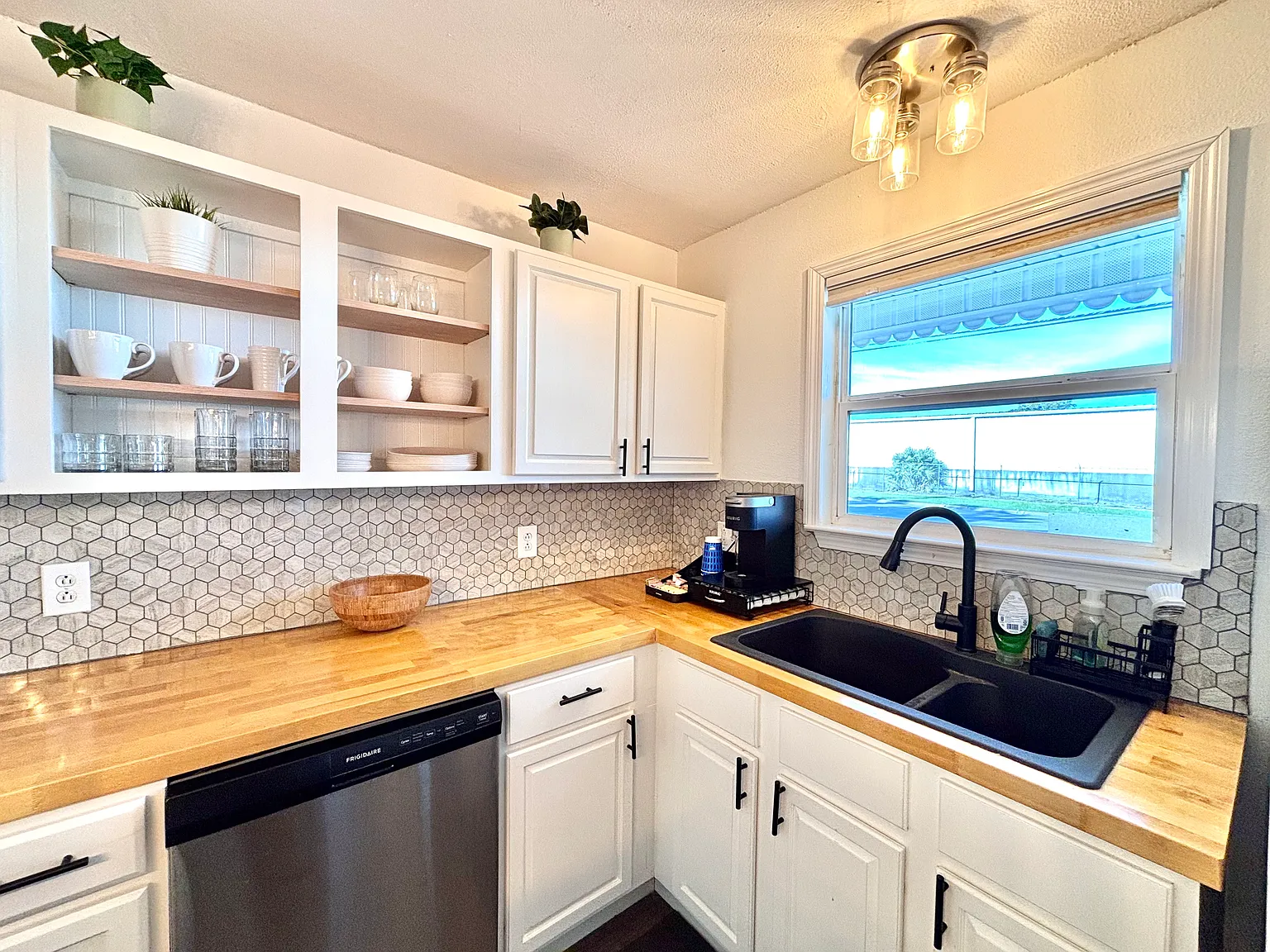 3 bed, 977 sqft, $2,400 — Photo 3