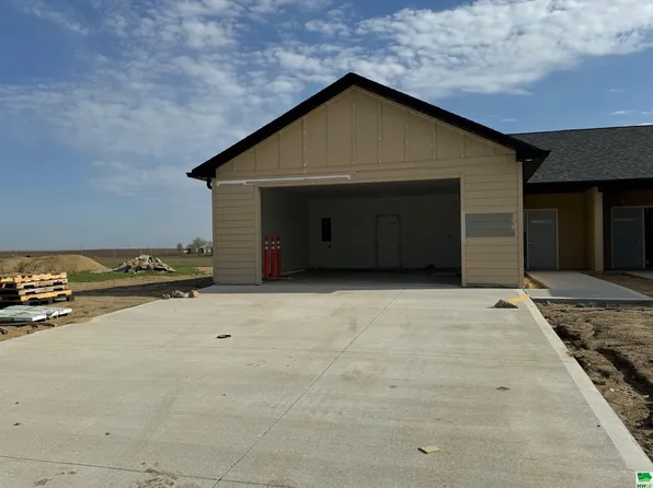 706 17th St SE, Orange City, IA 51041