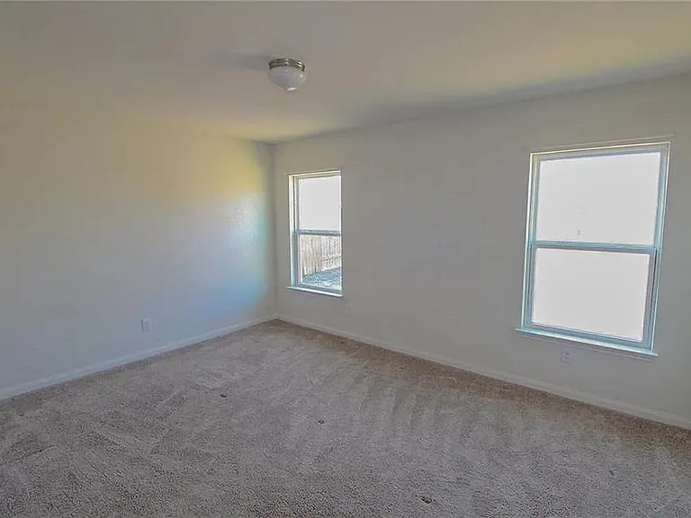 221 Millers Loop — Photo 5