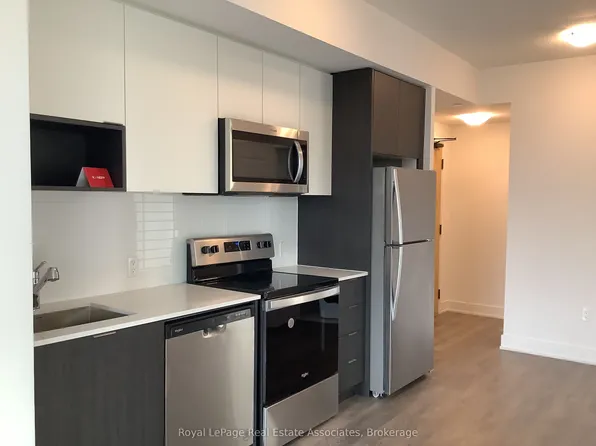 202 Burnhamthorpe Rd E, Mississauga, ON