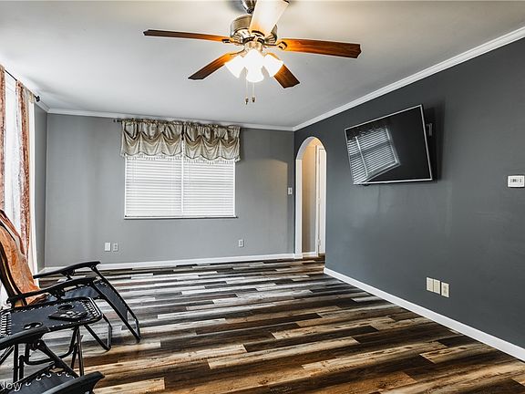 4th image of 57 Greentree Dr