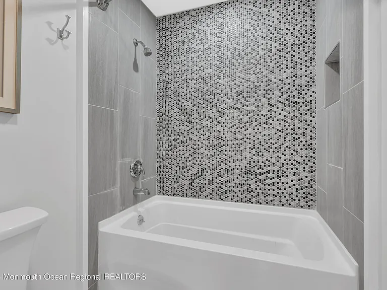 237 Bay Ave — Photo 33