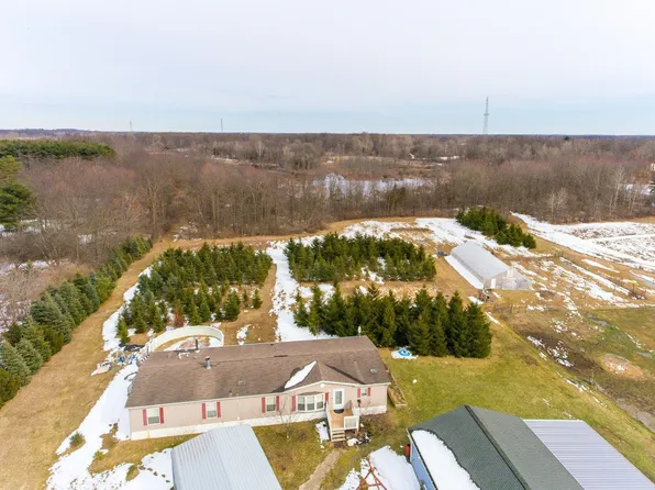 9742 S Hamburg Rd, Whitmore Lake, MI 48189