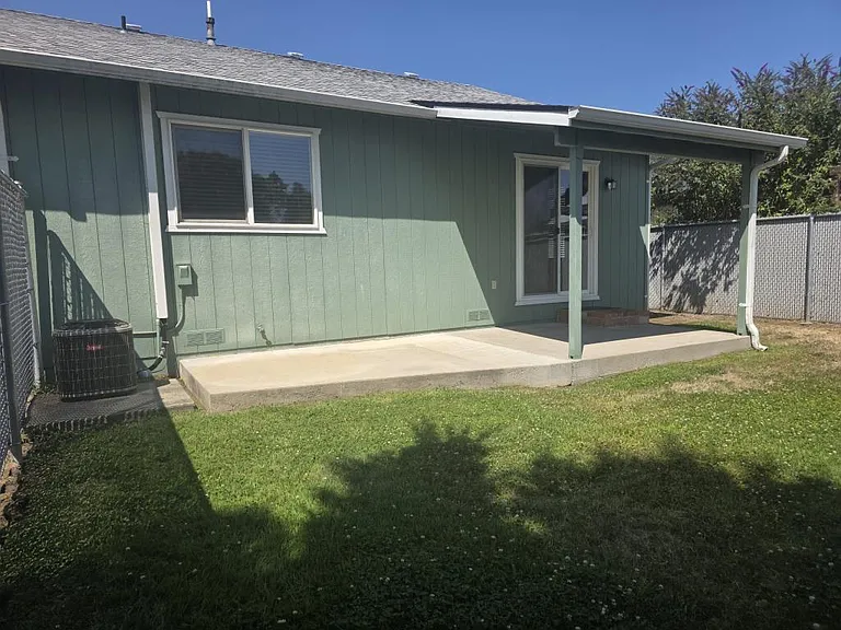 2239 SW Bridge St #A — Photo 15