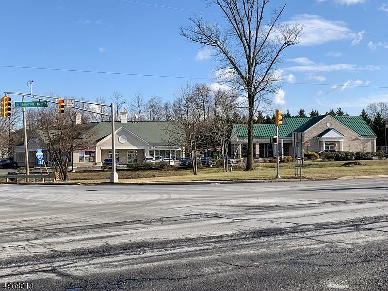 2nd image of 825 Monmouth Rd