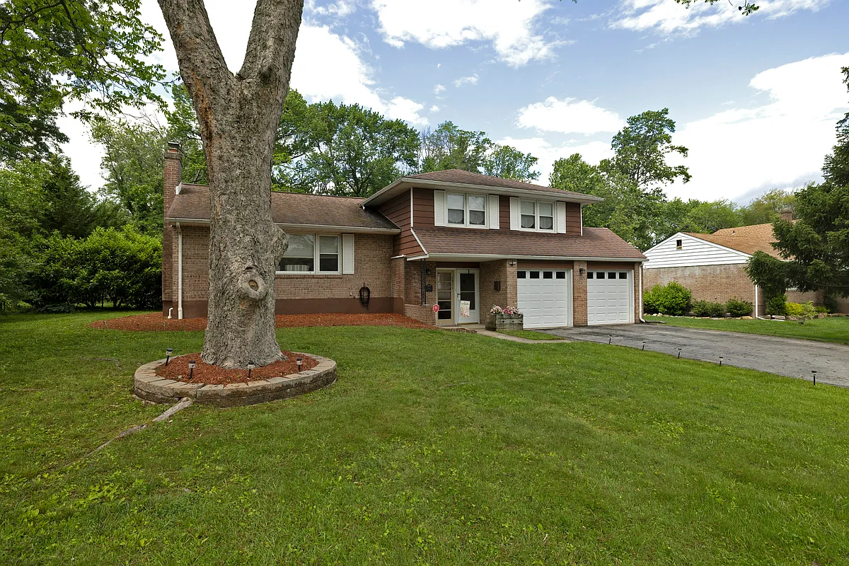 Building Photo - 1911 Longcome Dr