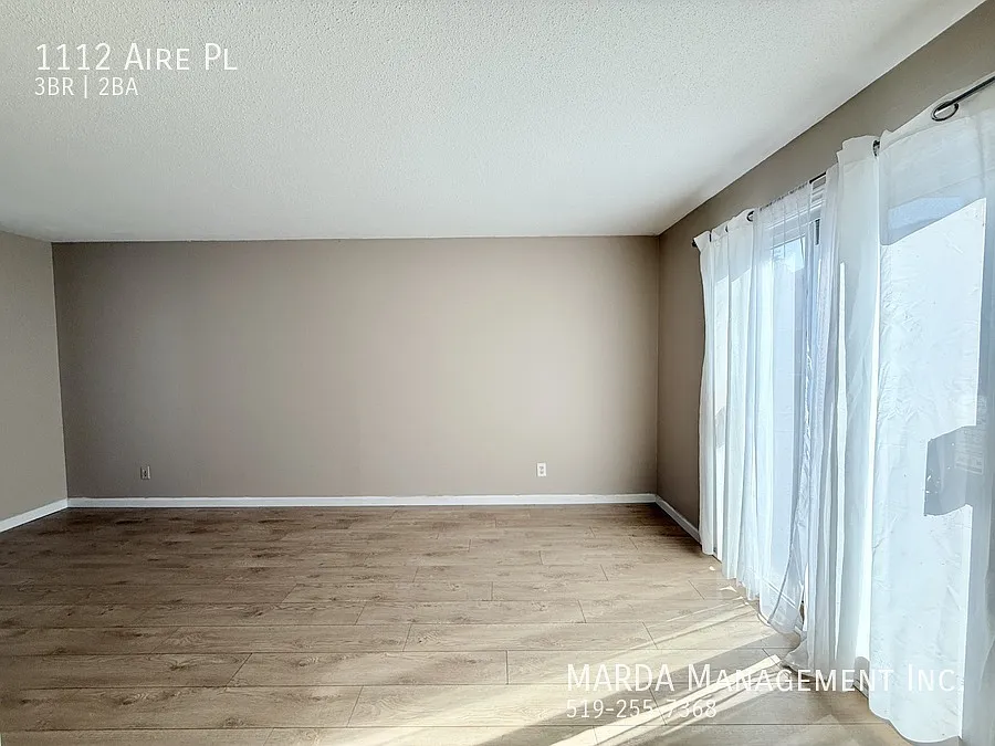 Spacious 3 Bed/2 Bath Home In Riverside + Hydro & Water! — Photo 4