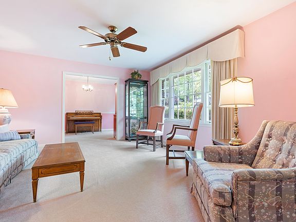 5th image of 1805 Charlotte Dr