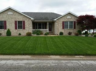 810 Deer Circle Dr, Carlyle, IL