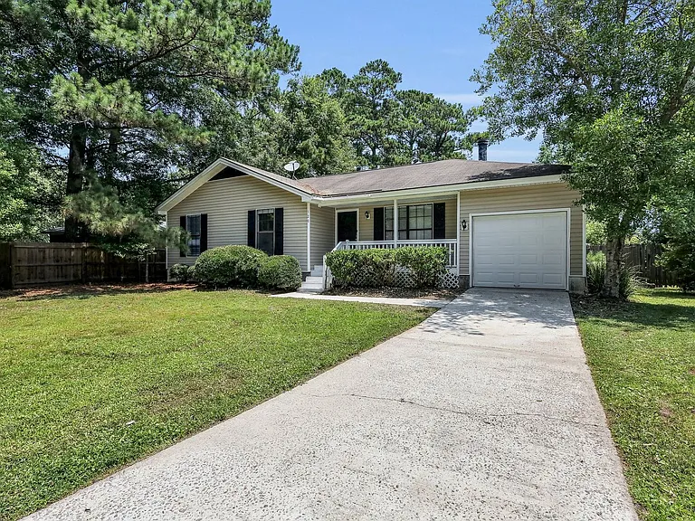 120 Stockbridge Dr — Photo 2