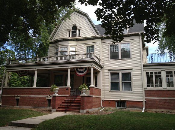 1st image of 901 S Quincy St