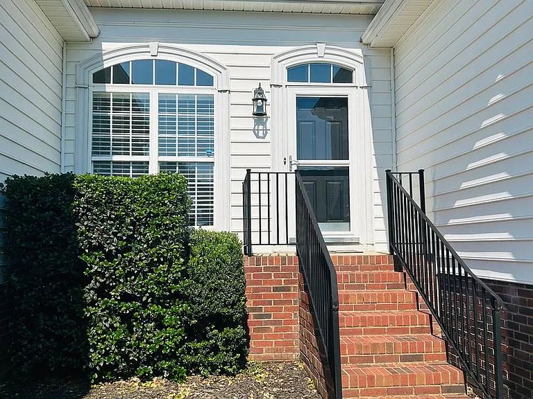711 Dutchman Ct — Photo 2