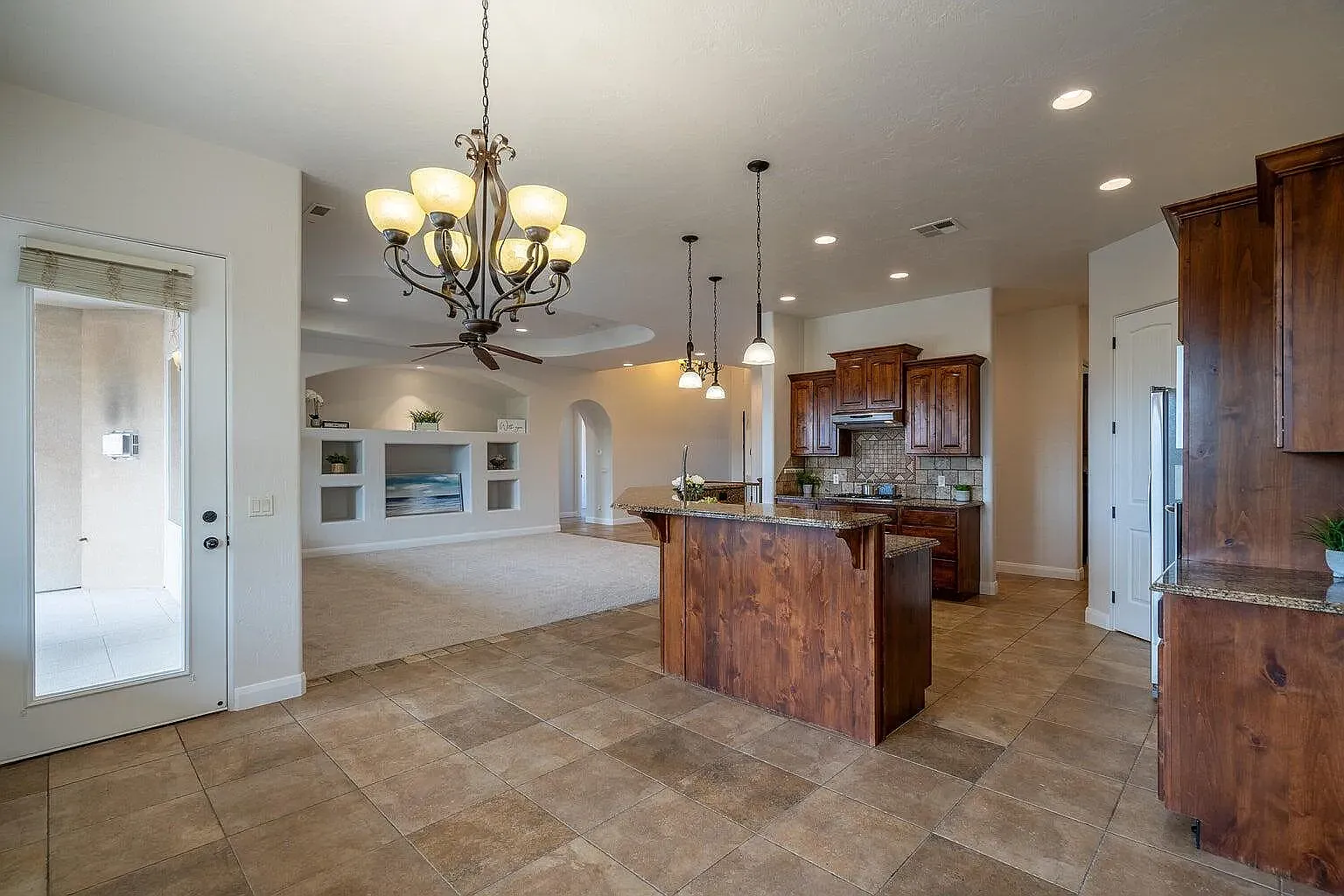 9 bed, 4974 sqft, $4,400 — Photo 3