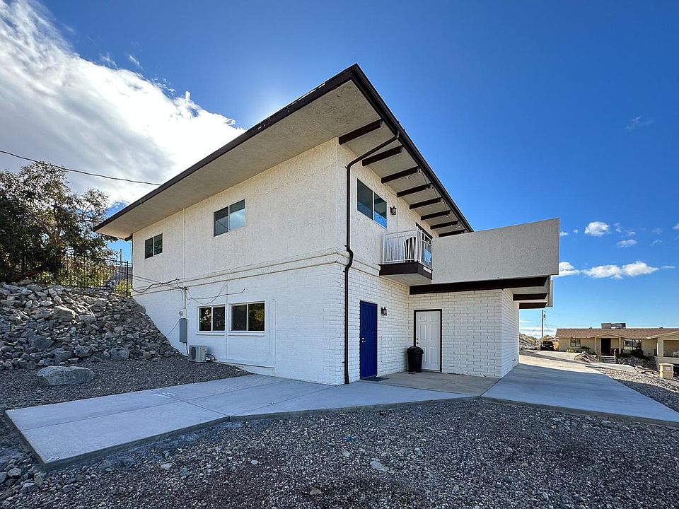 Casita is situated behind garage, on the ground floor.