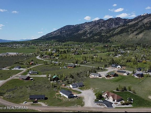 5th image of 28 Ponderosa Pl