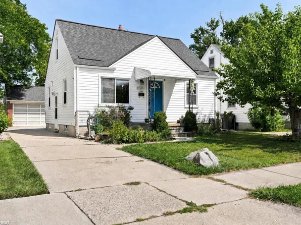 19613 Rosedale St, Saint Clair Shores, MI 48080