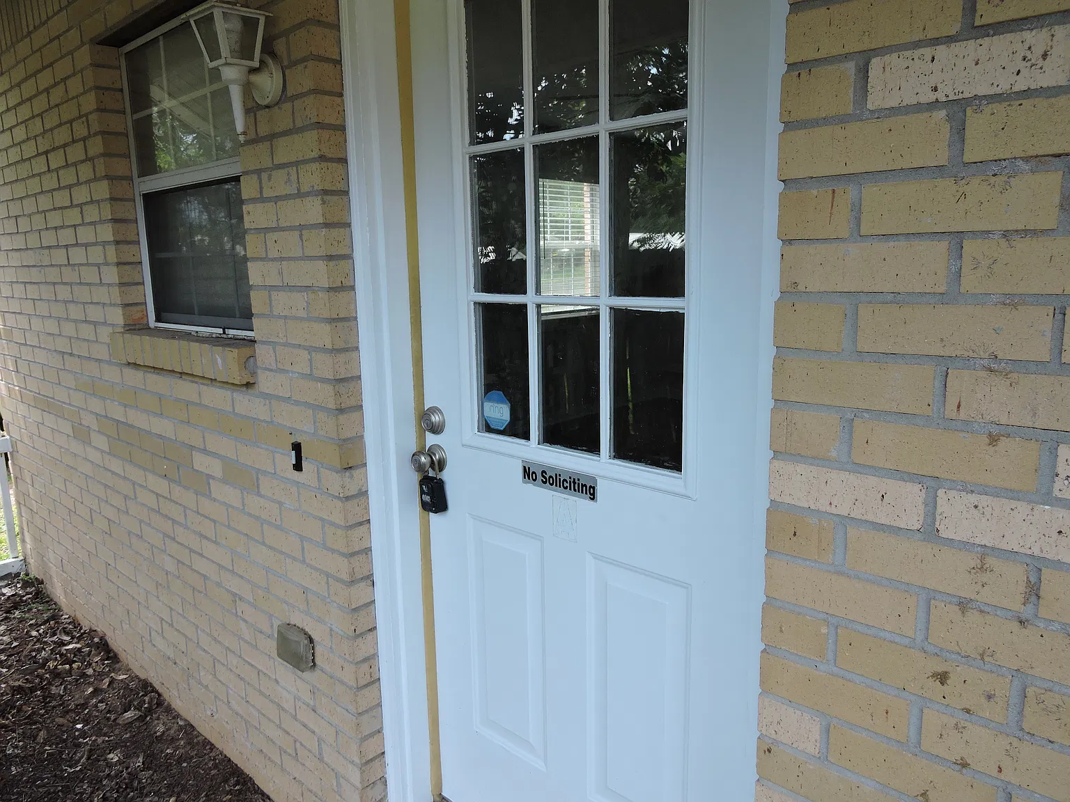 2 bed, 1.0 bath, 918 sqft, $1,250 — Photo 1