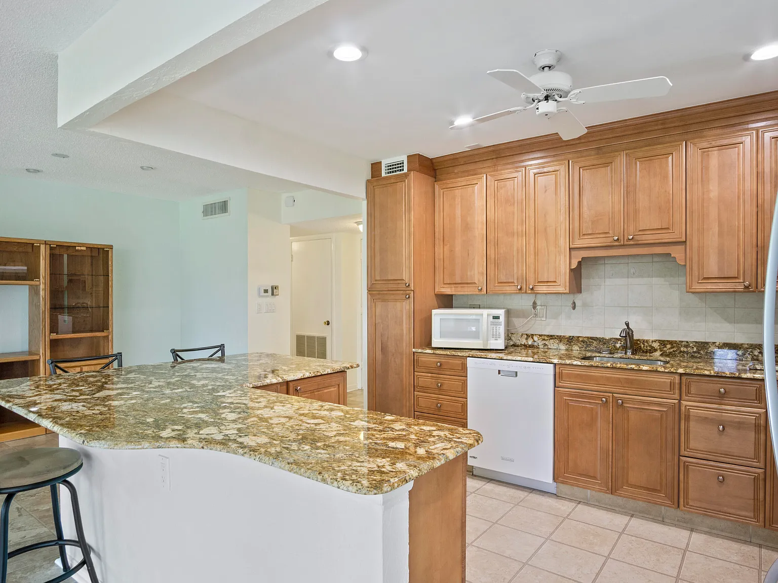 2 bed, 2.0 bath, 1044 sqft, $2,000 — Photo 3