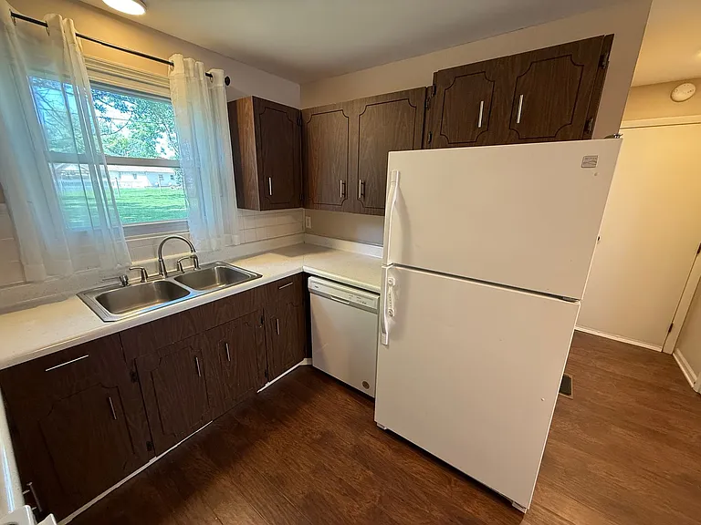 801 E Washington Center Rd — Photo 11