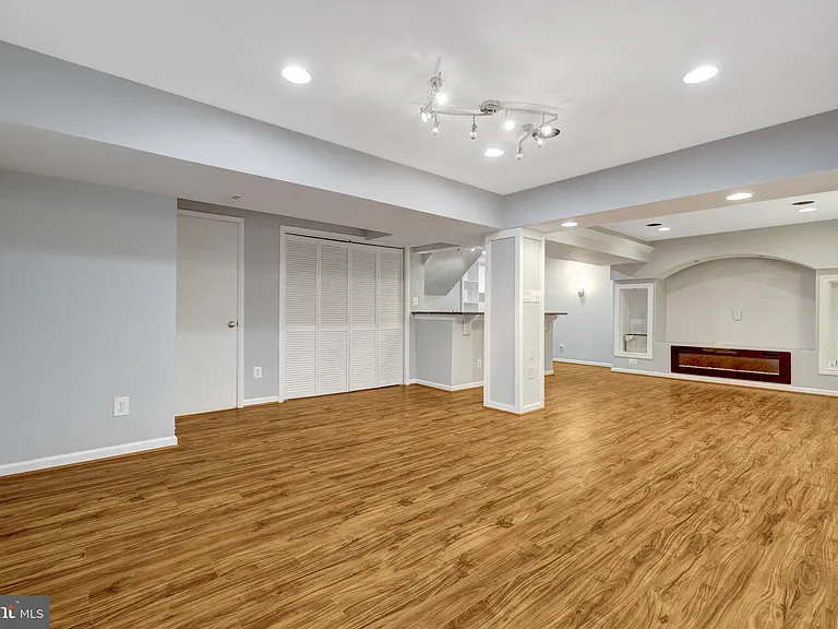 8995 Parliament Dr — Photo 48