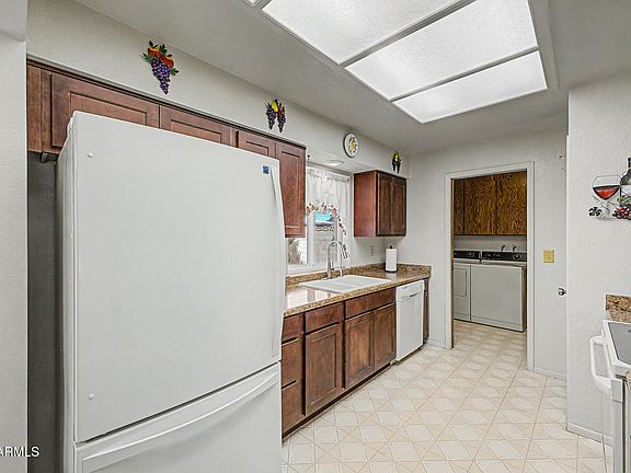 4th image of 4604 E CRESCENT Avenue