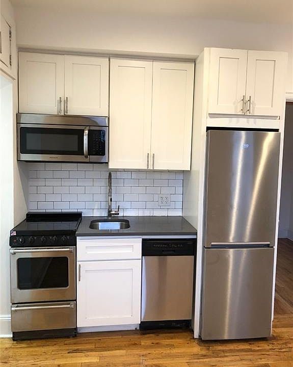1st image of 220 Waverly Pl