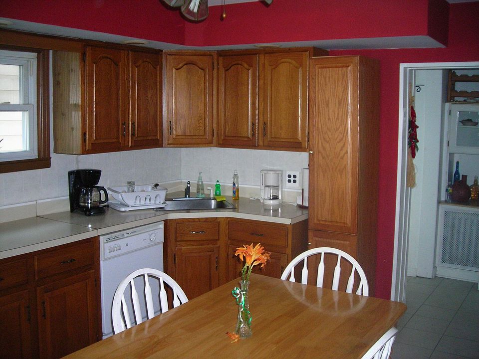 2nd image of 62 Guy St
