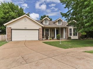 609 Windsor Hill Dr, Saint Louis, MO 63125