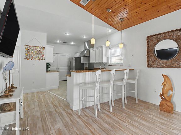 5th image of 10157 River Dr