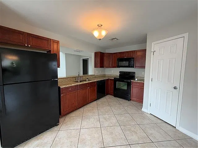 3 bed, 3.0 bath, 2000 sqft, $2,300 — Photo 4