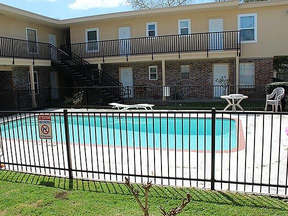 3rd image of 107 E Willowick Ave APT 8