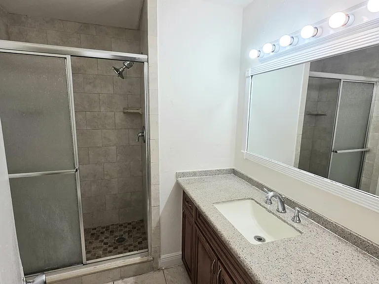 683 NW 13th St #27 — Photo 10