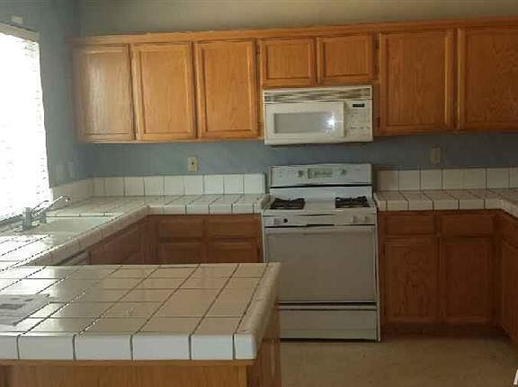 3rd image of 4617 Strawflower Ln