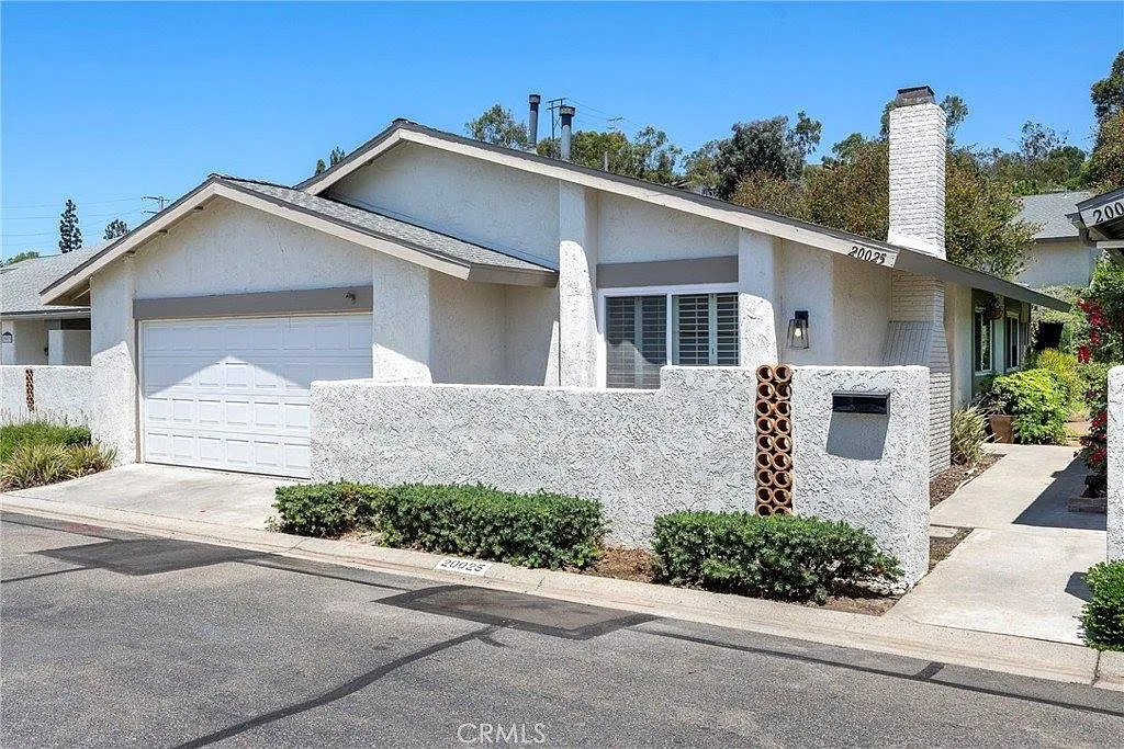 3 bed, 1002 sqft, $3,700 — Photo 1