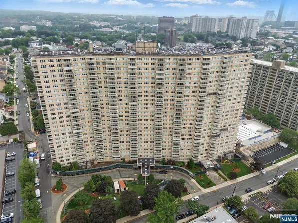 555 North Ave APT 25L, Fort Lee, NJ 07024