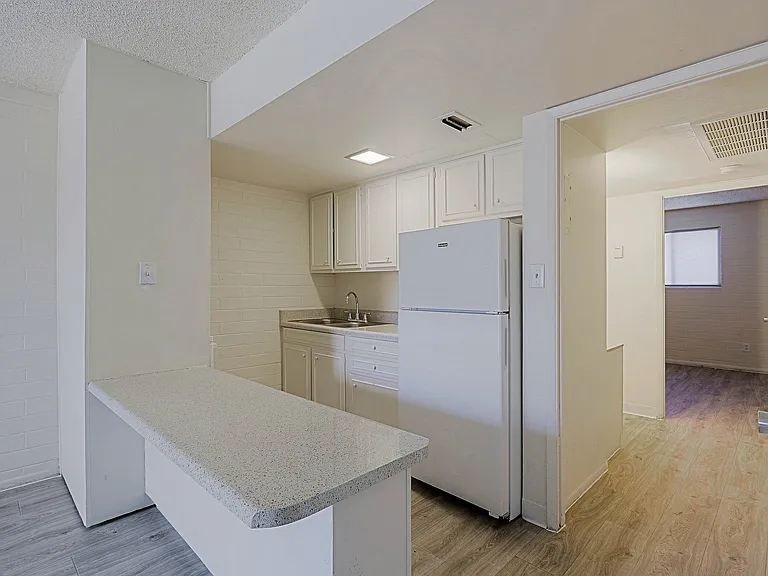 Ambassador West Apartments — Photo 5