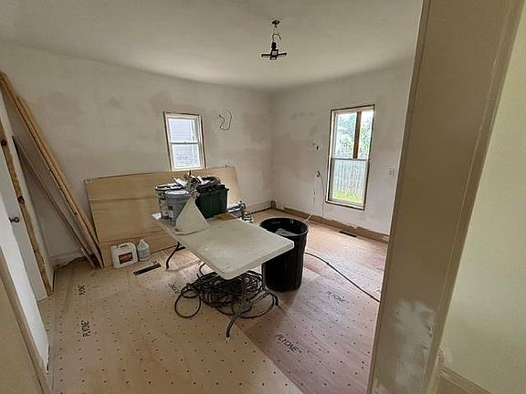 5th image of 411 E Jayne St