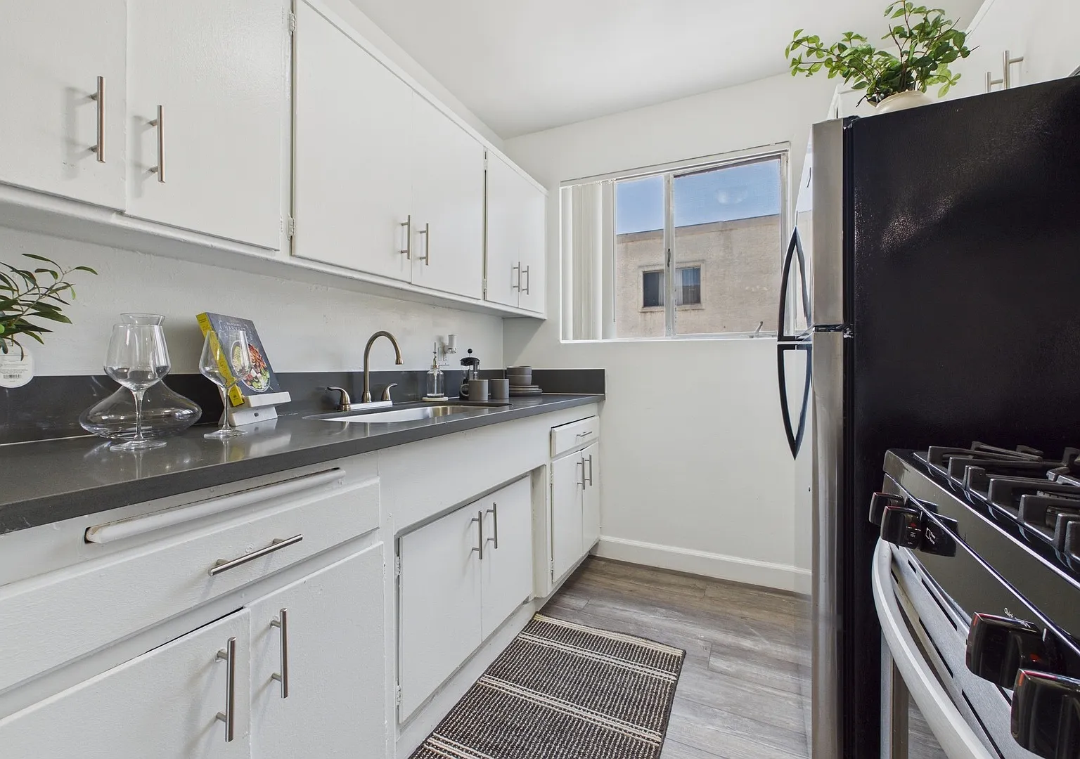 Sepulveda Apartments — Photo 2