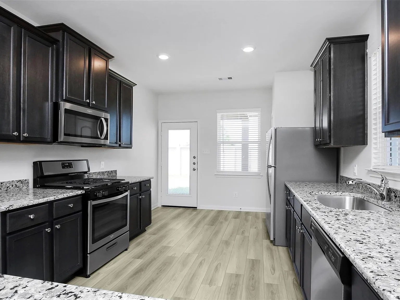4 bed, 2.0 bath, 1852 sqft, $2,200 — Photo 4