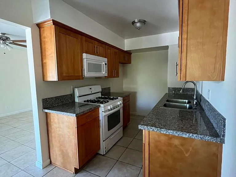 645 Marion Pl #C — Photo 16